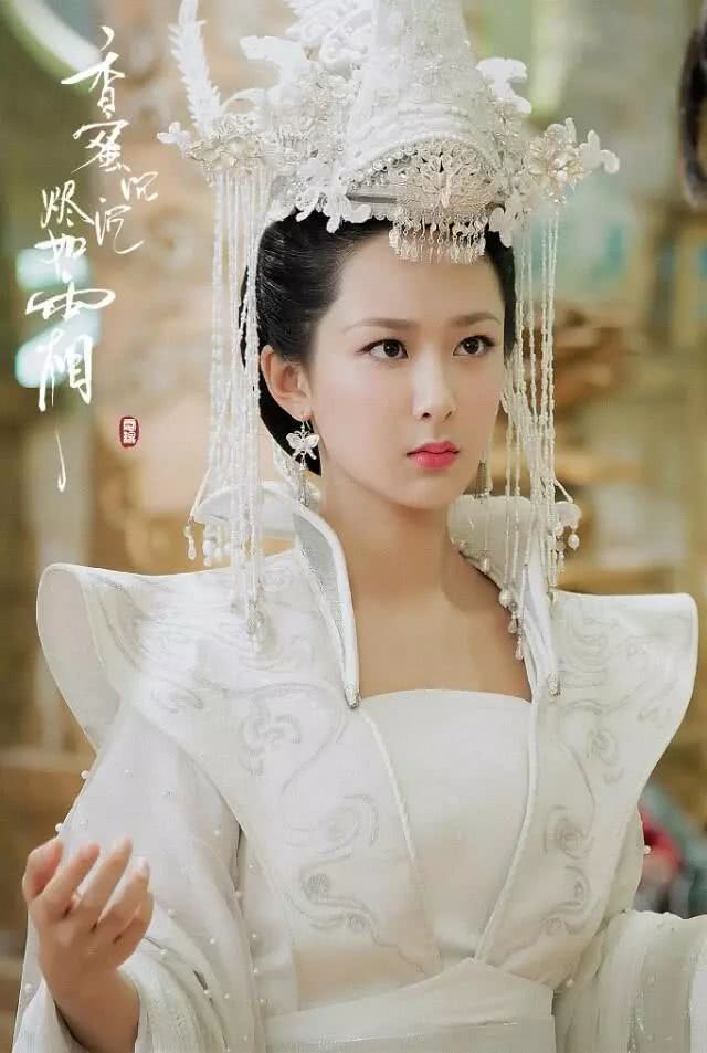 chatgpt扮演新娘 成親不穿紅卻穿白的古裝新娘，陳法蓉似穿婚紗，陳好打扮像貴婦！