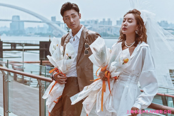 以爺爺?shù)拿x寫請柬怎么寫 結(jié)婚請?zhí)哉l的名義邀請 以父母名義發(fā)結(jié)婚請柬給親戚