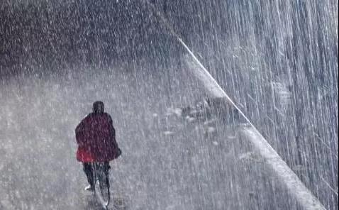 傾盆大雨怎么寫 怎么寫大雨的句子?風雨交加電閃雷鳴怎么描寫句子？
