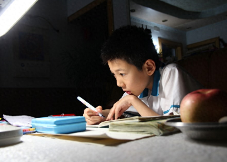 語(yǔ)文考試不好家長(zhǎng)評(píng)語(yǔ)怎么寫 小學(xué)生作文《朕的后宮》，將學(xué)科比作三千佳麗，老師的評(píng)語(yǔ)亮了