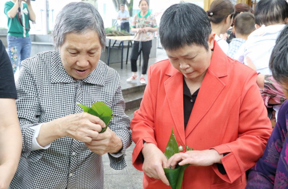 包粽子、制香囊、送關懷……翠云街道各社區(qū)花樣迎端午